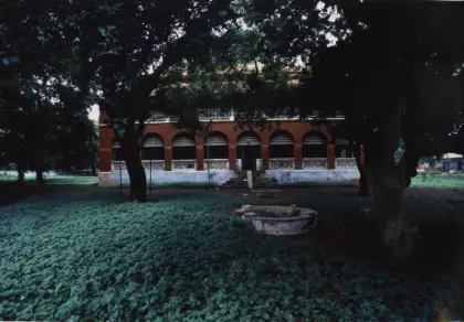 Tracing Emptiness Through the City’s Walls